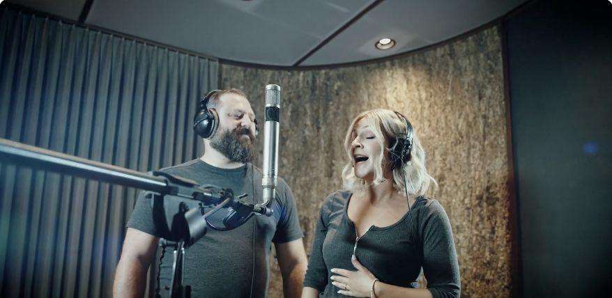 Zwei Mitarbeitende bei der Gesangsaufnahme für den Feldschlösschen-Song im Tonstudio