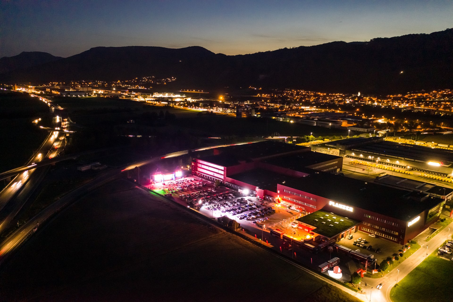 Luftaufnahme des beleuchteten Drive-In Festivals auf dem Planzer-Gelände in Härkingen